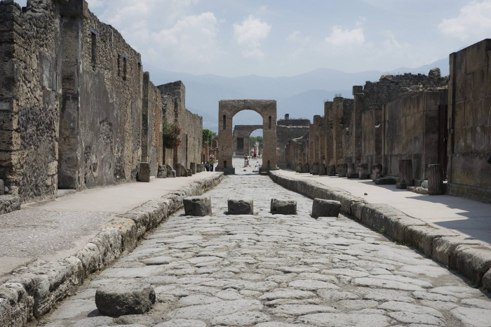 Marciapiedi e passaggi pedonali a Pompei
